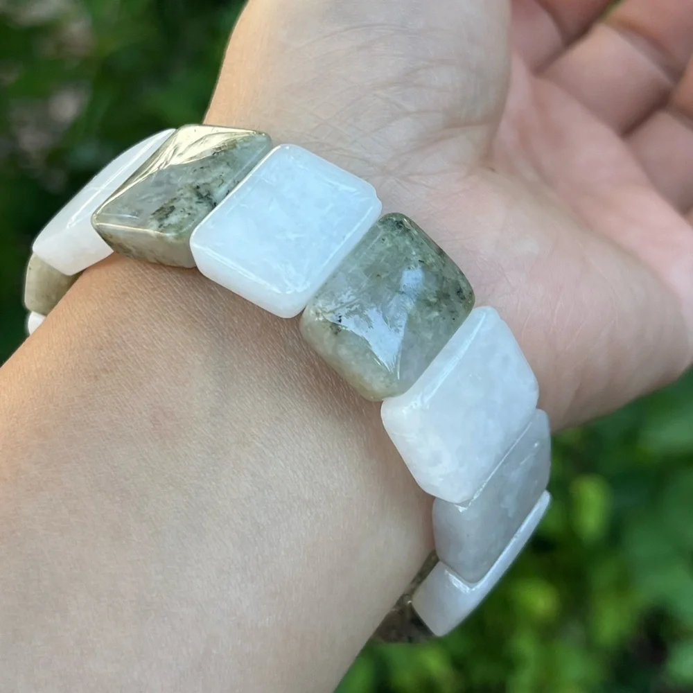 Stretchable‎ prehnite soft bangle